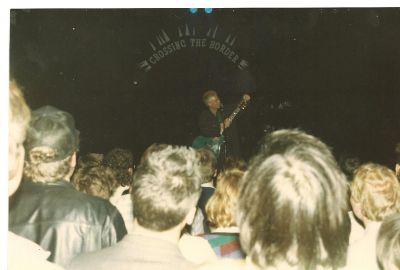 Bruce Cockburn uppträder på festivalen Crossing the border...